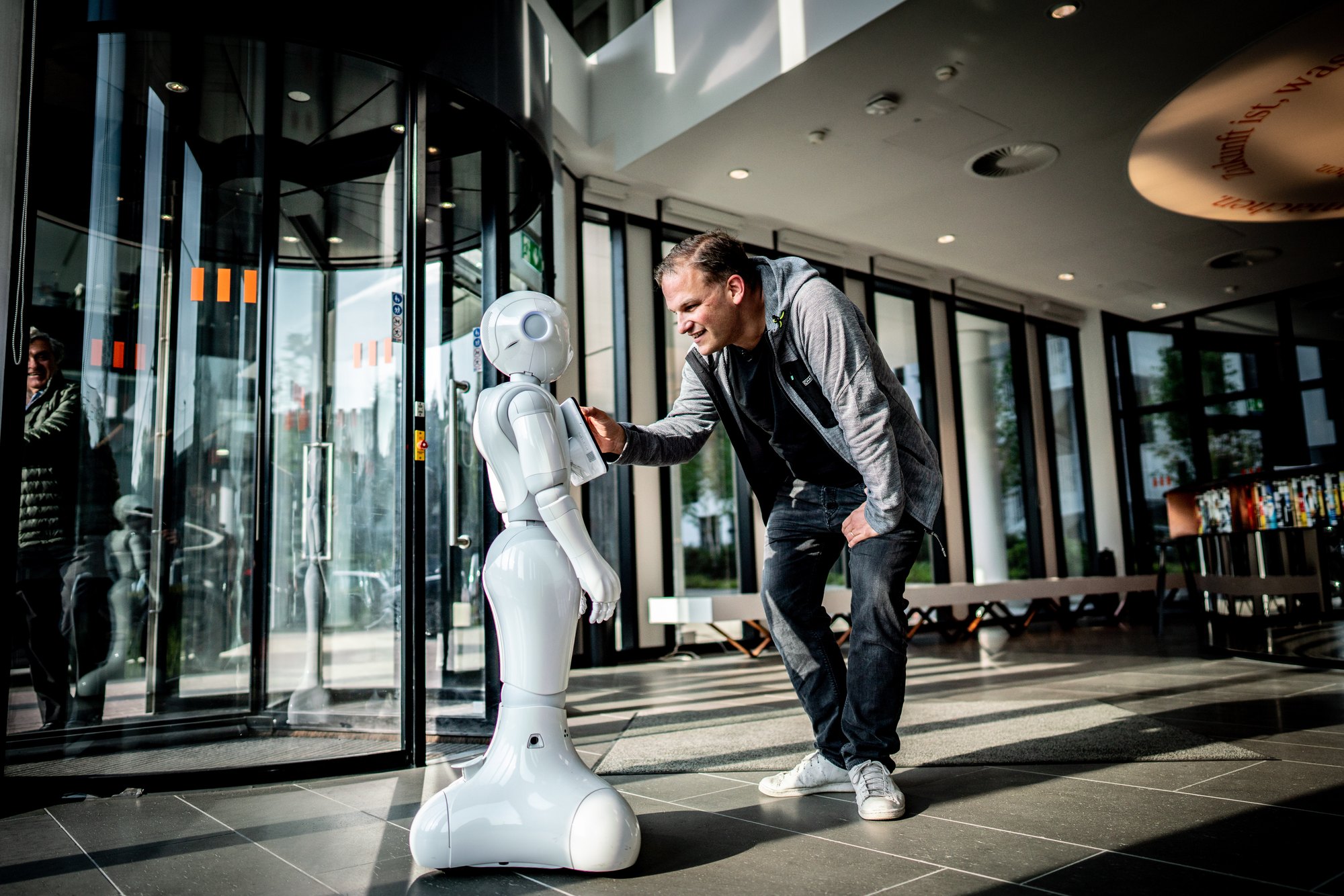 Philipp Depiereux im Gespräch mit dem humanoiden Roboter Pepper